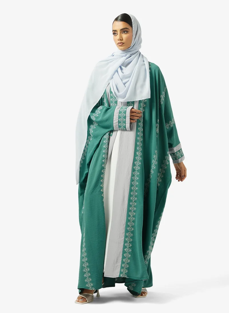 هيا كلوزيت عباية مفتوحة مطرزة بزخارف زهور